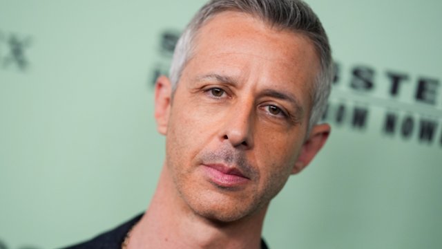 Jeremy Strong zapoluje na nazistów u twórców "The Crown"