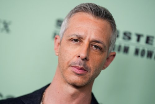 Jeremy Strong zapoluje na nazistów u twórców "The Crown"