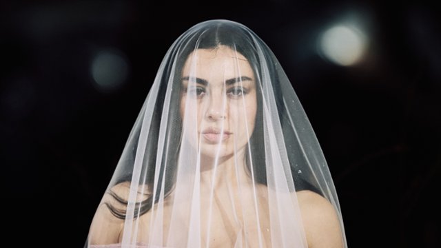 Charli XCX i Takashi Miike kręcą razem horror. Brat zagra...