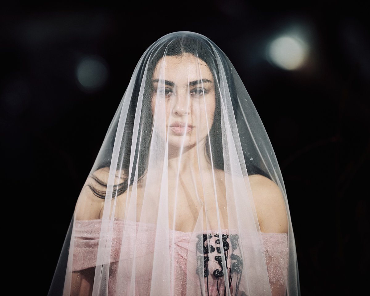 Charli XCX i Takashi Miike kręcą razem horror. Brat zagra brutalnego ducha