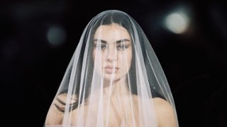 Charli XCX i Takashi Miike kręcą razem horror. Brat zagra brutalnego ducha