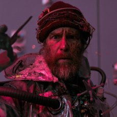 BERLINALE 2026: Sam Rockwell ocali świat przed AI? Recenzja filmu "Baw się dobrze i przeżyj"