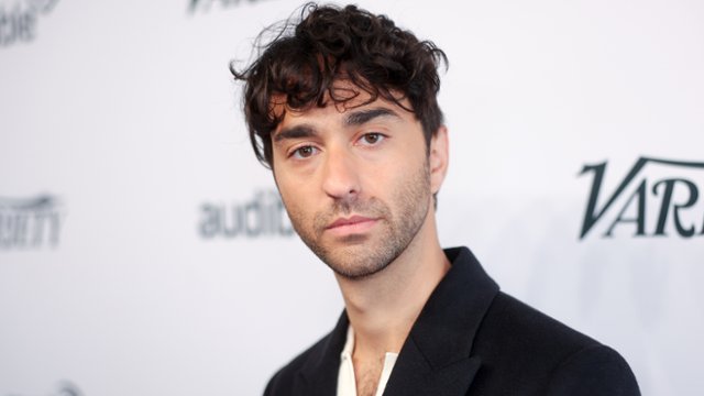 Gwiazda "Hereditary" i Jim Gaffigan u tw&oacute;rcy "Linoleum"