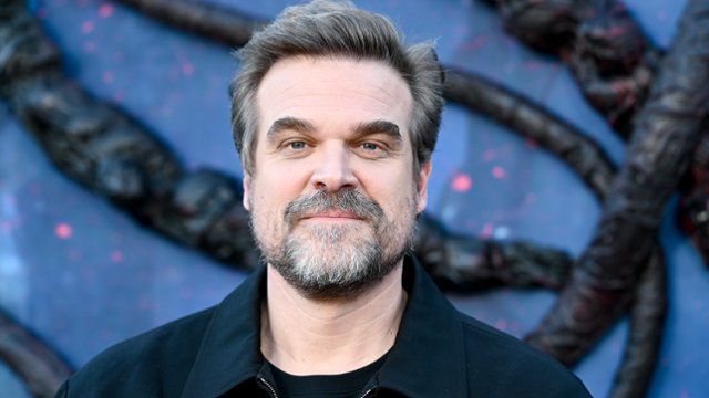 David Harbour i Gaby Hoffmann u tw&oacute;rc&oacute;w "Zniknięć"
