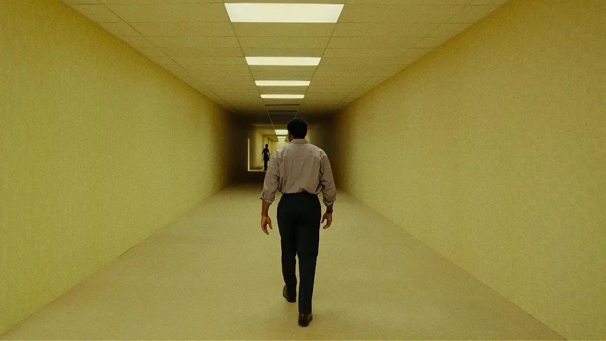 "Backrooms" już za moment na VOD. Data premiery w USA ujawniona