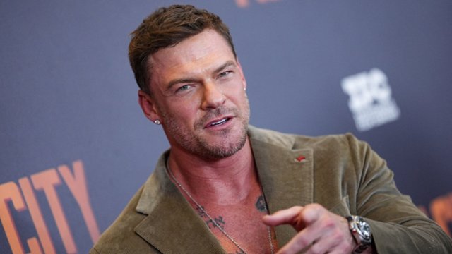 Alan Ritchson byłby lepszym Batmanem czy Deathstrokiem?