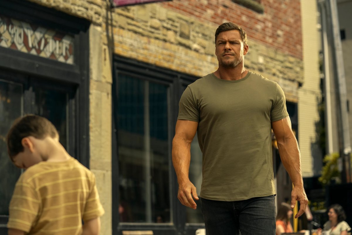 Alan Ritchson byłby lepszym Batmanem czy Deathstrokiem?