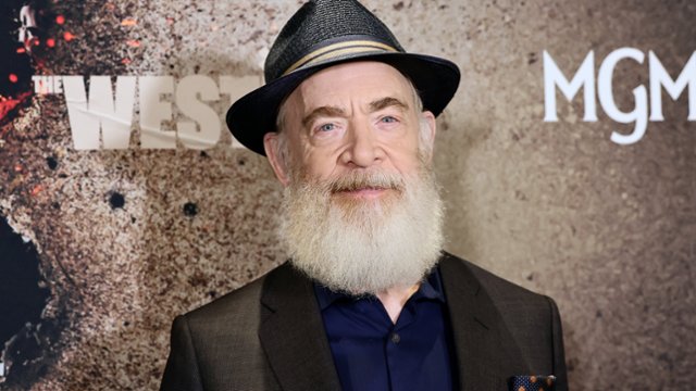 J.K. Simmons jako zły chirurg w serialu Apple TV+