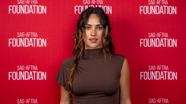 Adria Arjona i Callum Turner zmokną na arabskiej pustyni