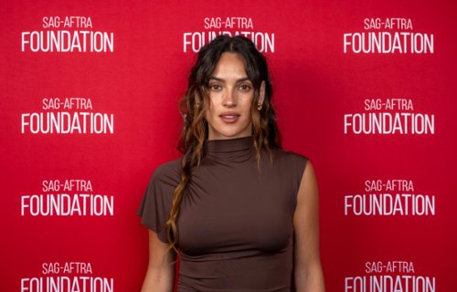 Adria Arjona i Callum Turner zmokną na arabskiej pustyni