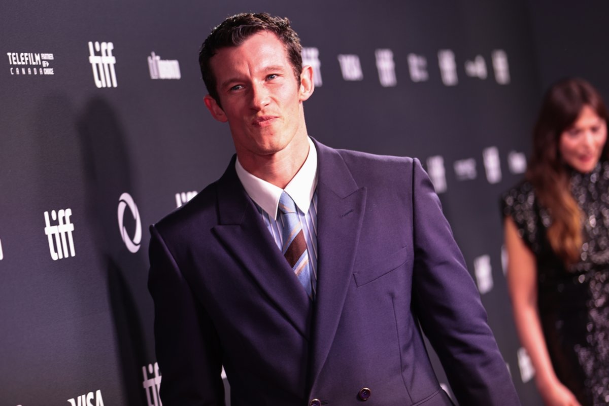 Adria Arjona i Callum Turner zmokną na arabskiej pustyni