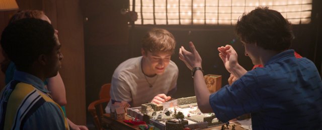 Tw&oacute;rcy "Stranger Things" zaczęli kręcić finał bez ukończonego...