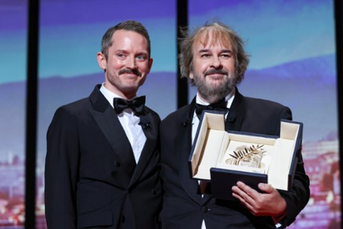 Peter Jackson otrzymał honorową Złotą Palmę. Wręczył mu ją Elijah...