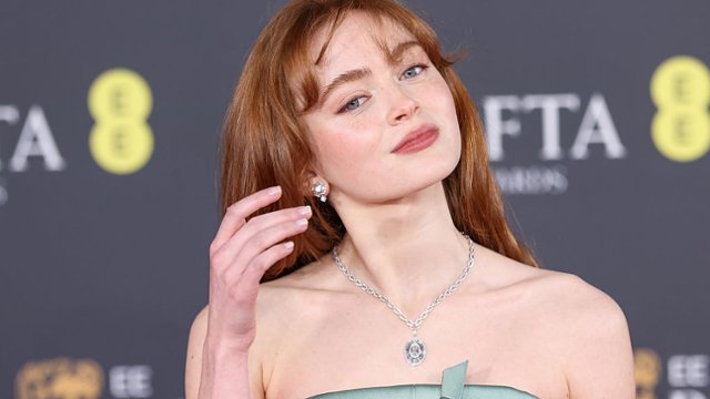 Sadie Sink w miłosnym tr&oacute;jkącie. Gwiazda "Stranger Things" z nową...