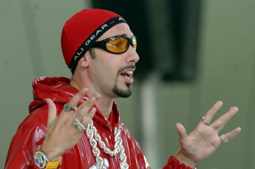 Ali G powr&oacute;cił. Sacha Baron Cohen opublikował nowe nagranie
