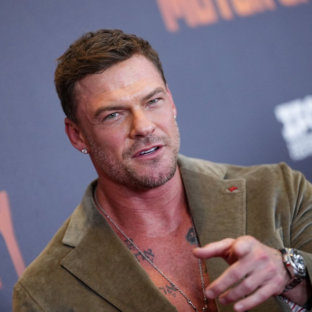 Alan Ritchson negocjuje rolę w „Maelstrom" — filmie Netfliksa z 30-letnią historią