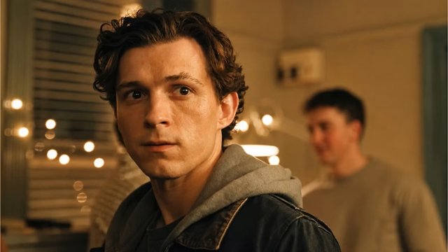 Tom Holland ujawnił, co zrobił przed sceną bez koszulki w...