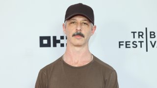 Jeremy Strong przez siedem miesięcy m&oacute;wił z polskim akcentem