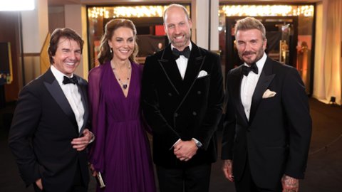 Tom Cruise i rodzina kr&oacute;lewska razem na premierze "Diggera"