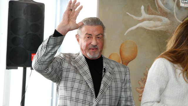 Legenda kina akcji broni AI