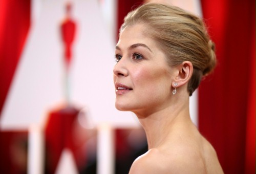 Rosamund Pike na Dzikim Zachodzie z Christianem Bale'em