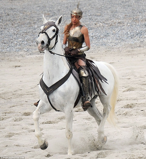 FOTO: Amazonki i żołnierze na planie "Wonder Woman"