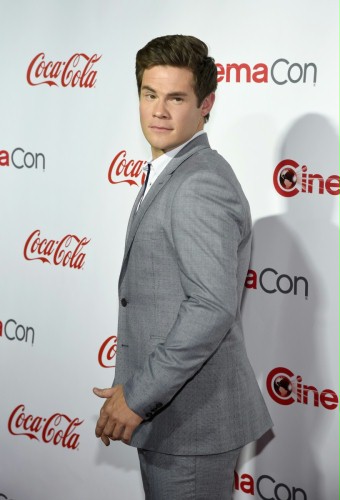 Adam DeVine zagra w komedii "Paternity Leave"