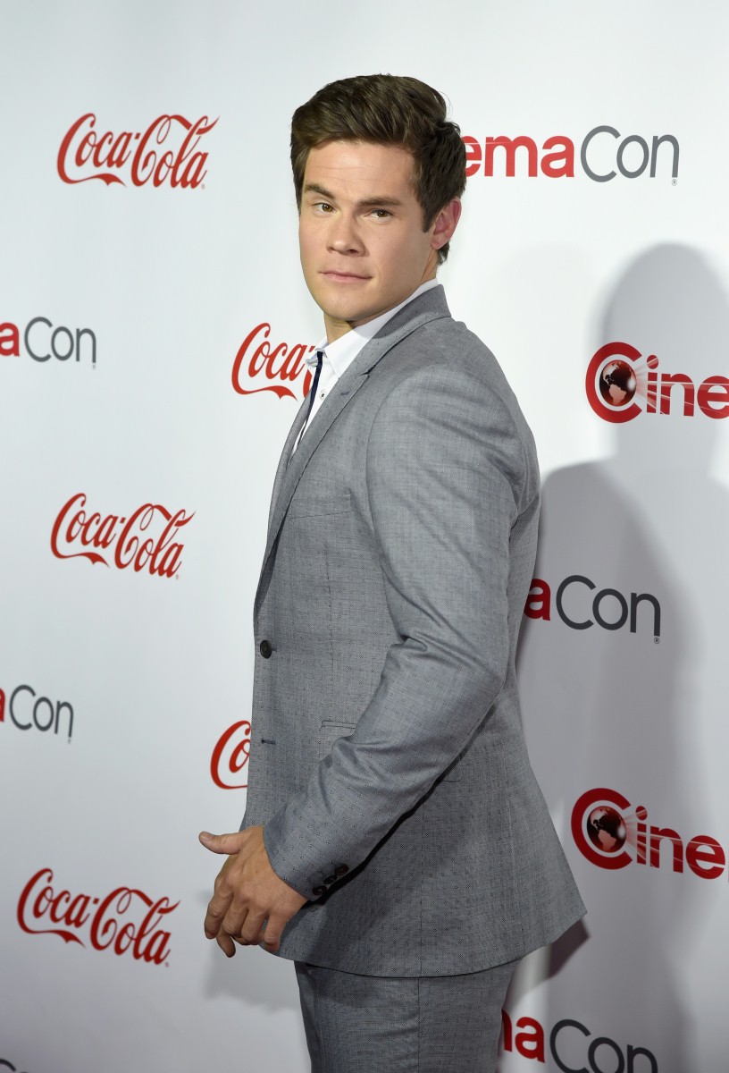 Adam DeVine zagra w komedii "Paternity Leave"
