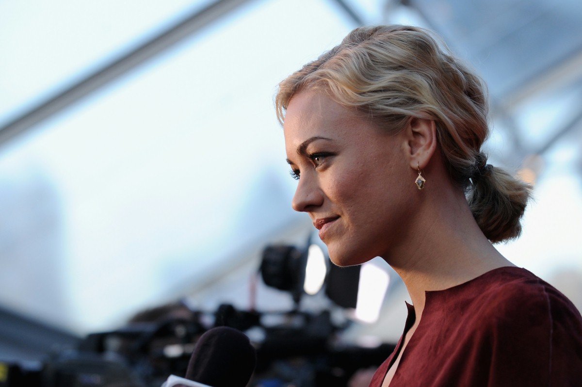 Yvonne Strahovski w serialowej ekranizacji powieści Margaret...