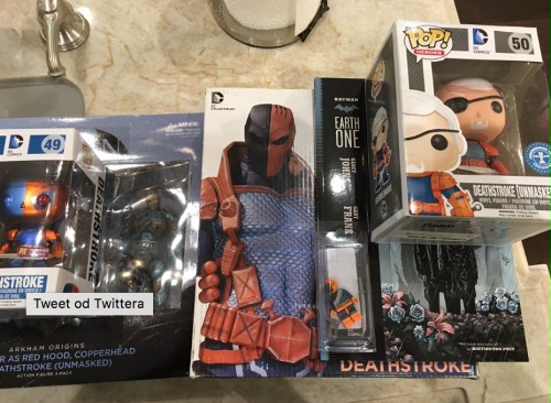 FOTO: Joe Manganiello czyta komiksy o Batmanie i bawi się...