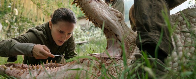 FOTO: Portman w paszczy aligatora dla twórcy "Ex Machiny"