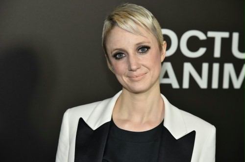 Andrea Riseborough padnie ofiarą własnych krętactw