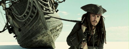 FOTO: Jack Sparrow pokazuje twarz na nowych plakatach "Pirat&oacute;w z...