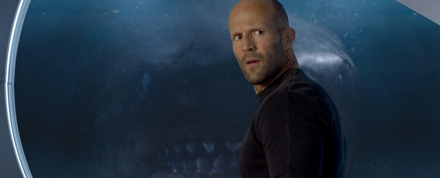 FOTO: Jason Statham poleca pływanie z rekinami