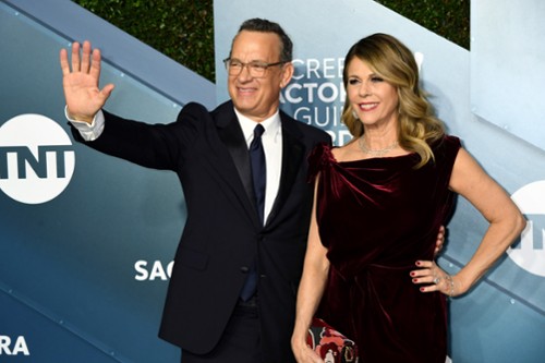 Tom Hanks i Rita Wilson oferują krew do badań