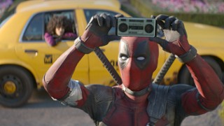 Deadpool zabije uniwersum Foxa w filmie Michaela Baya?