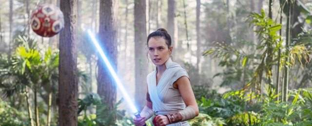 Daisy Ridley broni filmu "Gwiezdne wojny: Skywalker. Odrodzenie"....