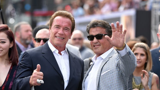 Schwarzenegger i Stallone wspominają, jak ścigali się na mięśnie...