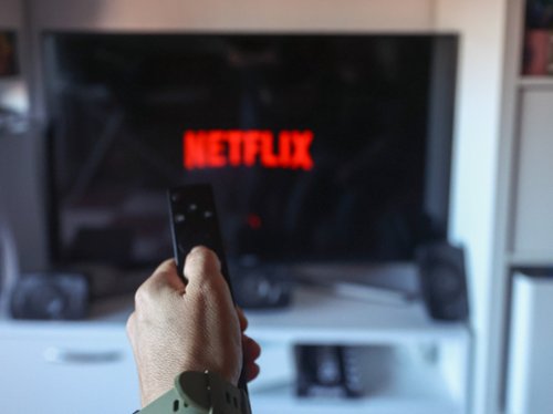 Oglądacie nieuważnie? Netflix ma na to sposób: dużo dialogów