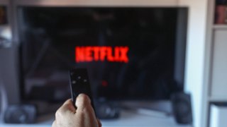 Oglądacie nieuważnie? Netflix ma na to sposób: dużo dialogów