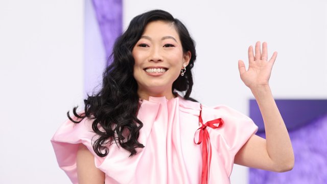 Awkwafina u boku Schwarzeneggera grającego Świętego Mikołaja