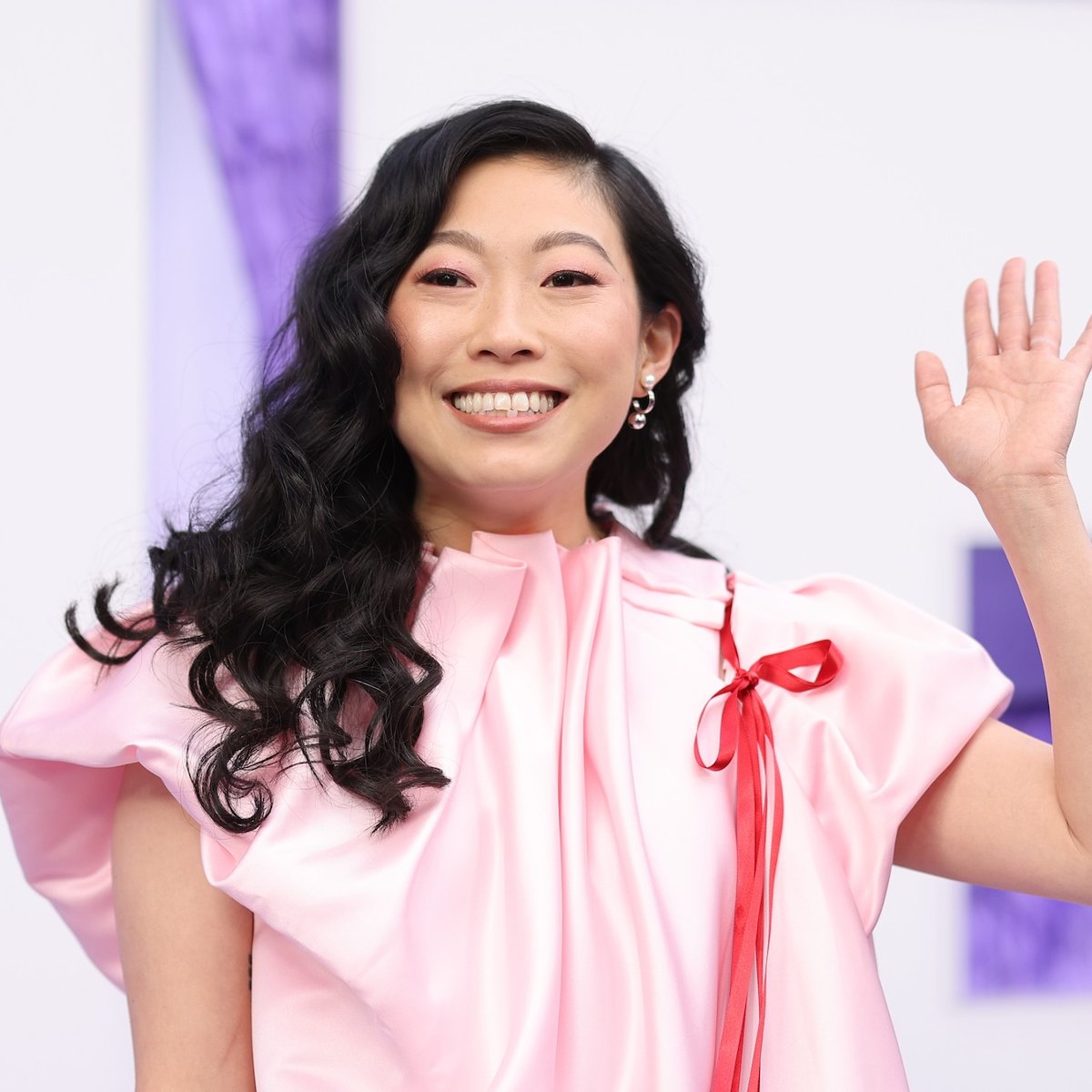 Awkwafina u boku Schwarzeneggera grajÄcego ĹwiÄtego MikoĹaja