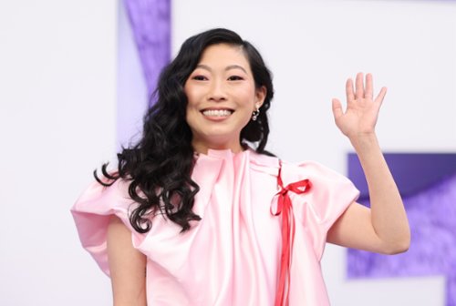 Awkwafina u boku Schwarzeneggera grającego Świętego Mikołaja