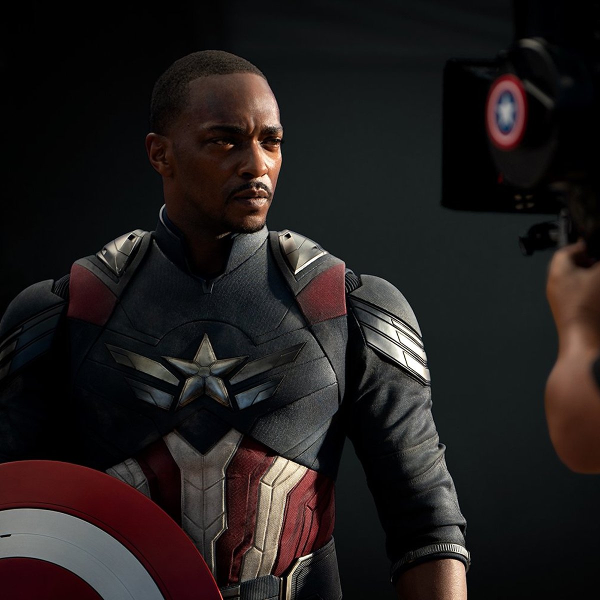 Kapitan Ameryka nie reprezentuje Ameryki? Anthony Mackie wyjaĹnia