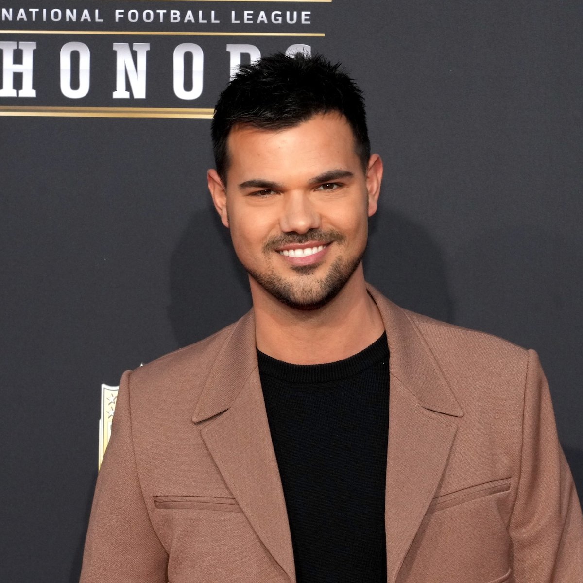 OczywiĹcie, Ĺźe Taylor Lautner zagra siebie polujÄcego na wilkoĹaki