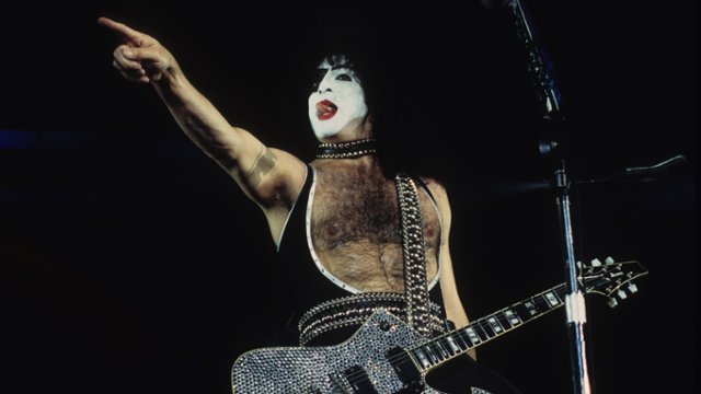 Kto zagra wokalistę grupy KISS? Inny popularny wokalista