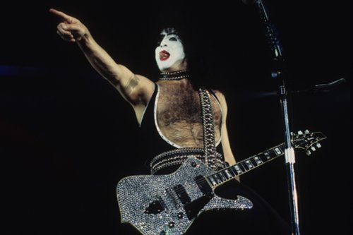 Kto zagra wokalistę grupy KISS? Inny popularny wokalista