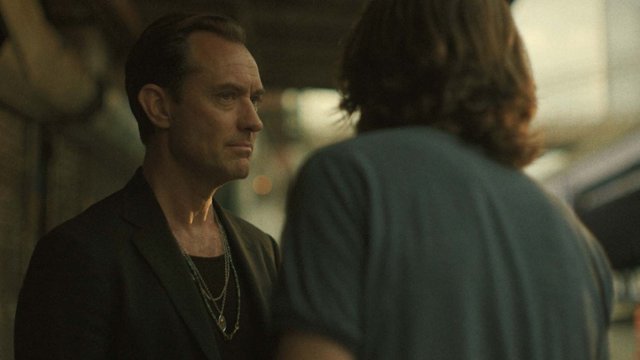 Jude Law i Jason Bateman to dobry duet? Recenzja "Black Rabbit"