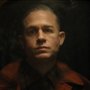 Nie mogli znaleźć nagrania głosu Eda Geina. Charlie Hunnam...