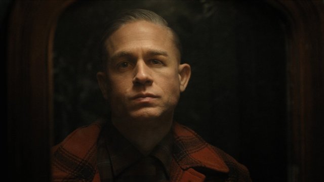 Nie mogli znaleźć nagrania głosu Eda Geina. Charlie Hunnam...